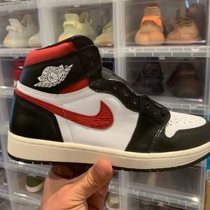 Ds Jordan 1 black gym red